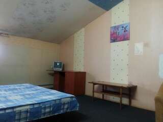 Мотели Kadm Минск Двухместный номер с двуспальной кроватью и дополнительной кроватью-1