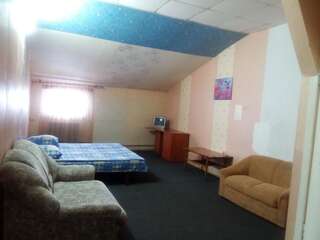 Мотели Kadm Минск Двухместный номер с двуспальной кроватью и дополнительной кроватью-2